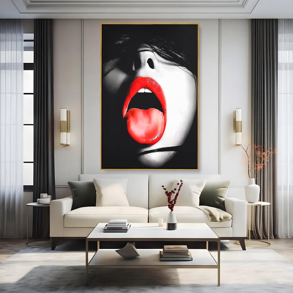 Tablou canvas cu tablou canvas cu buze si limba rosie, in rama de aluminiu auriu, pe perete intr-un living